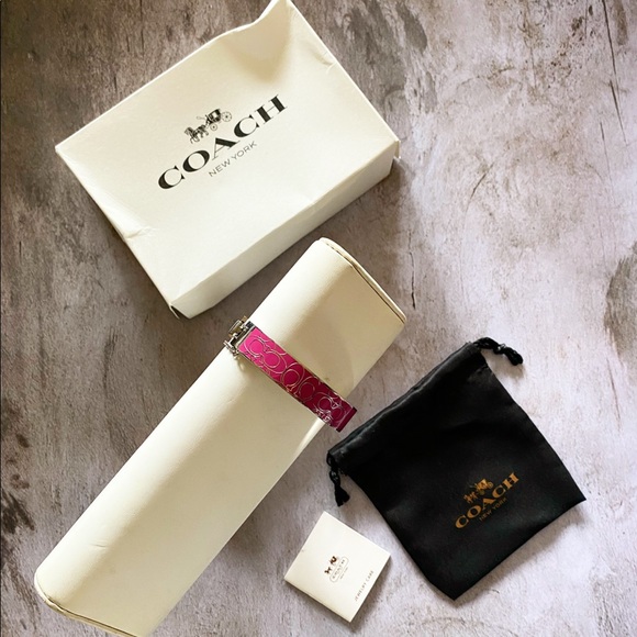 NEW
Coach Signature Fuchsia Hinge Bangle
Bracelet - Picture 5 of 8